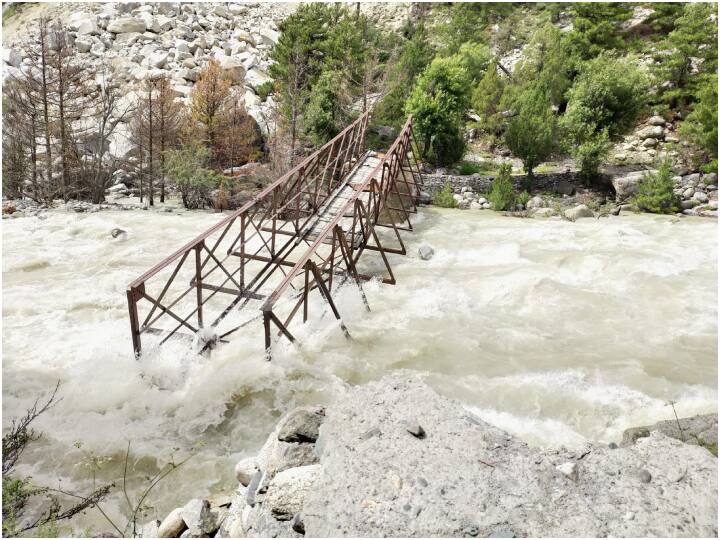 Bailey bridge connecting China border broken due to overflowing of Chorgad river in Uttarkashi Uttarakhand News: चीन सीमा के पास चोरगाड नदी पर बना ब्रिज बहा, सेना और ITBP को रसद पहुंचाने में हो रही दिक्कत
