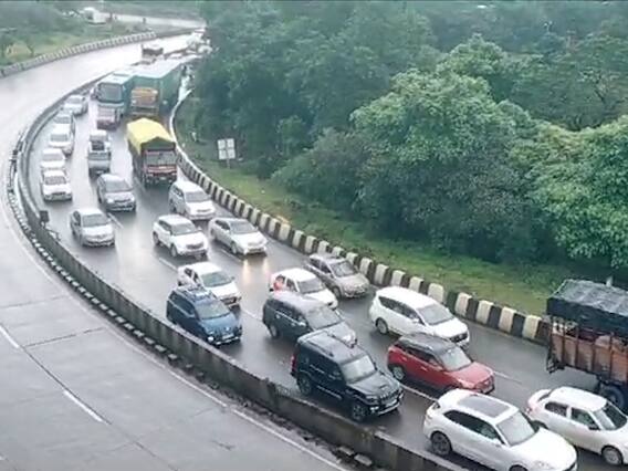 सलगच्या सुट्ट्यांमुळे मुंबईकर बाहेर पडले, मुंबई-पुणे द्रुतगतीमार्ग आजही मंदावला