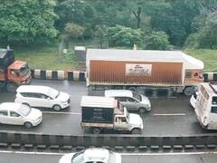 सलगच्या सुट्ट्यांमुळे मुंबईकर बाहेर पडले, मुंबई-पुणे द्रुतगतीमार्ग आजही मंदावला