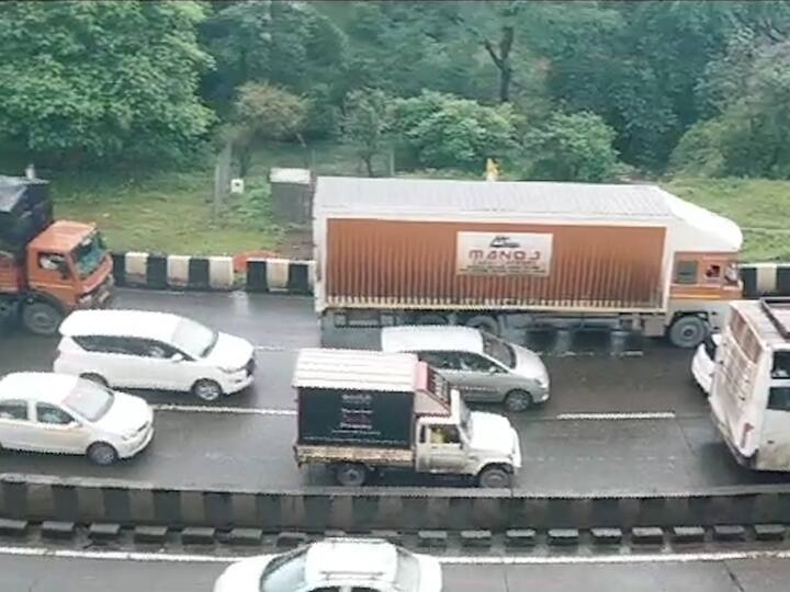 सलगच्या सुट्ट्या असल्याने मुंबईकर मोठ्या संख्येने बाहेर पडले आहेत.