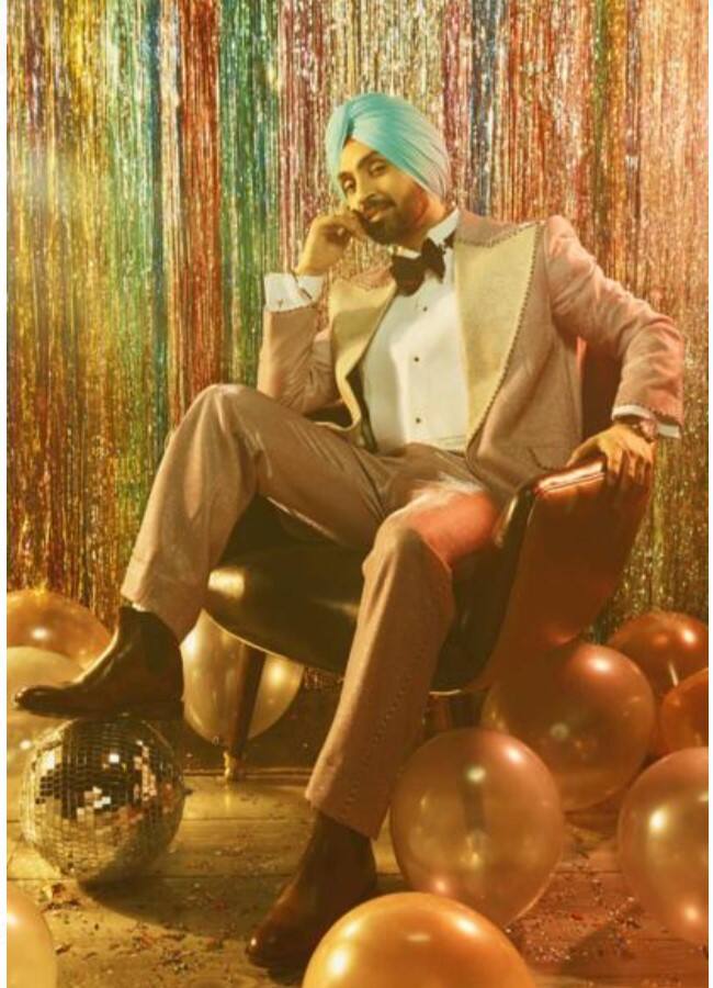 ਇਸ ਵਿਚਾਲੇ ਦੋਸਾਂਝਾਵਾਲਾ ਨੇ ਦੱਸਿਆ ਕਿ ਇਸ ਵਿੱਚ ਰੋਮਾਂਟਿਕ ਗੀਤ ਵੀ ਸ਼ਾਮਿਲ ਹਨ। ਉਨ੍ਹਾਂ ਆਪਣੀਆਂ ਡੈਸ਼ਿੰਗ ਤਸਵੀਰਾਂ ਸੋਸਲ਼ ਮੀਡੀਆ ਇੰਸਟਾਗ੍ਰਾਮ ਦੀ ਸਟੋਰੀ ਵਿੱਚ ਸ਼ੇਅਰ ਕਰਦੇ ਹੋਏ ਲਿਖਿਆ, ਇੱਕ ਹੋਰ ਰੋਮਾਂਟਿਕ ਗੀਤ...