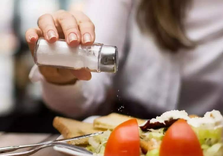 Health Tips Avoiding salt in meals may cut heart attack stroke risk by 20 percent Study finds Health Tips: आहारात मीठाचा समावेश टाळा; हृदयविकाराचा धोका 20 टक्क्यांनी होईल कमी