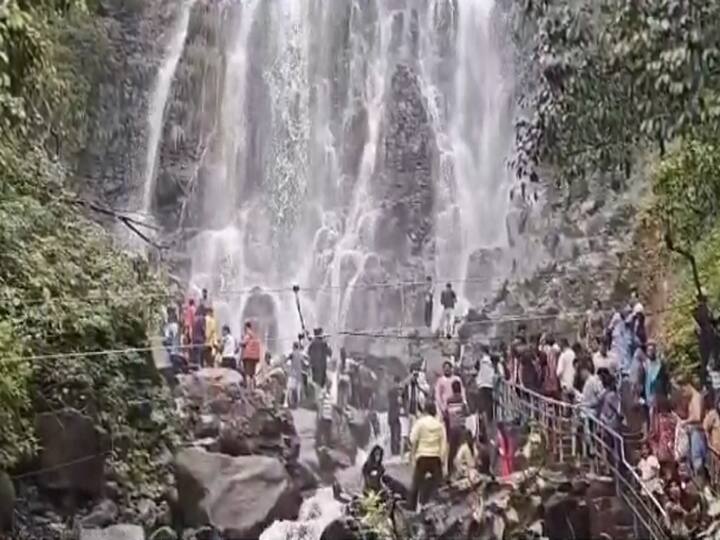 Konkan Tourism :  सलगच्या सुट्ट्यांमध्ये कोकणातील पर्यटन स्थळे पर्यटकांनी बहरून गेली आहेत. सिंधुदुर्ग जिल्ह्यातील वर्षा पर्यटन साठी प्रसिद्ध असलेली पर्यटन स्थळी पर्यटकांनी बहरून गेल्याचे चित्र आहे.