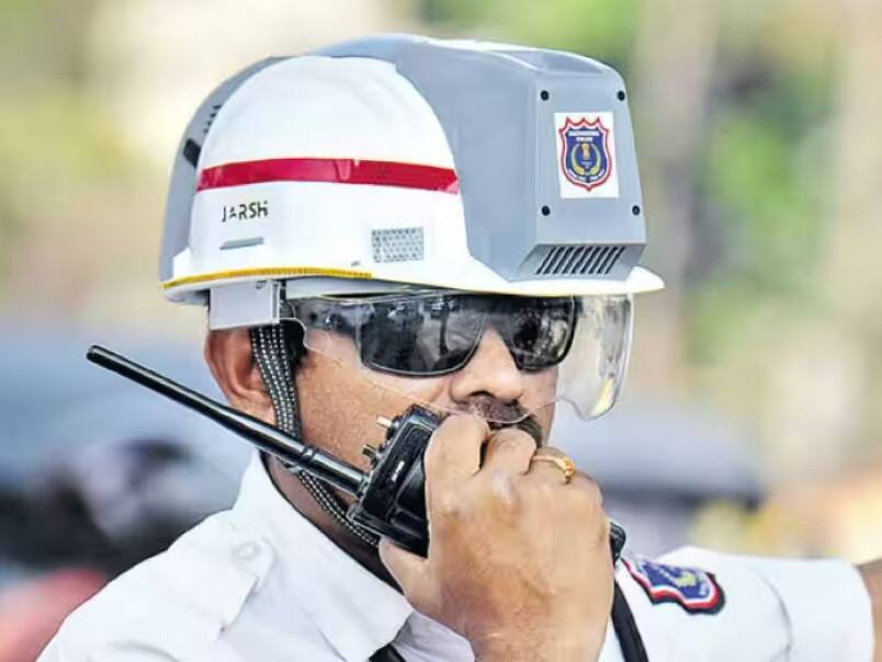 AC Helmet for Police: કાળઝાળ ગરમીમાં ડ્યૂટી કરતા પોલીસકર્મીઓના આવશે અચ્છે દિન, અમદાવાદમાં એસી હેલ્મેટનો શરૂ થયો પ્રાયોગિક ધોરણે અમલ Policemen doing duty in scorching heat will arrive on Achhe Din, implementation of AC helmets has started in Ahmedabad on a trial basis. AC Helmet for Police: કાળઝાળ ગરમીમાં ડ્યૂટી કરતા પોલીસકર્મીઓના આવશે અચ્છે દિન, અમદાવાદમાં એસી હેલ્મેટનો શરૂ થયો પ્રાયોગિક ધોરણે અમલ