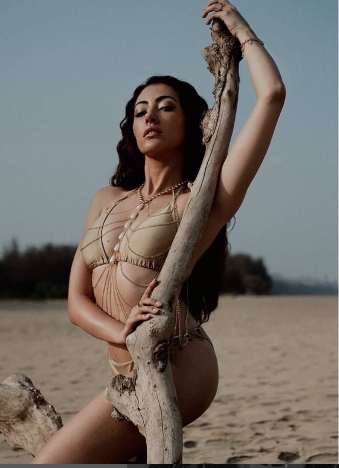 Jeniffer Piccinato PHOTO: બોલિવૂડ એક્ટ્રેસ જેનિફર પિસિનાટો (Jennifer Piccinato) પોતાની હોટ અને સેક્સી સ્ટાઈલથી સોશિયલ મીડિયા પર ઘણો હંગામો મચાવી રહી છે.