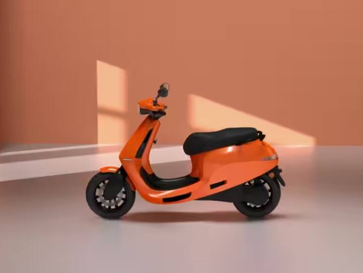 ਤੀਜੇ ਨੰਬਰ 'ਤੇ, ਇਲੈਕਟ੍ਰਿਕ ਸਕੂਟਰ ਸੈਗਮੈਂਟ ਵਿੱਚ ਸਭ ਤੋਂ ਵੱਧ ਵਿਕਣ ਵਾਲੀ ਕੰਪਨੀ Ola ਦੀ S1 Pro ਹੈ, ਜੋ 181 ਕਿਲੋਮੀਟਰ ਤੱਕ ਦੀ ਰੇਂਜ ਦਿੰਦੀ ਹੈ। ਇਹ ਸਕੂਟਰ 1.49 ਲੱਖ ਰੁਪਏ ਦੀ ਕੀਮਤ 'ਚ ਵਿਕ ਰਿਹਾ ਹੈ।