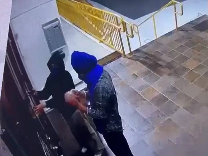 Canada Temple Vandalised By Khalistan Supporters in British Columbia 4th Incident This Year Canada Temple: முகமூடி அணிந்து வந்த மர்ம நபர்கள்.. கோயிலை சேதப்படுத்தியதால் அதிர்ச்சி.. கனடாவில் என்னதான் நடக்கிறது?