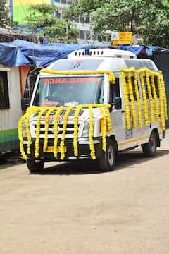 Ankita Lokhande Performs Father's Last Rites With Husband Vicky Jain In Mumbai - SEE PICS