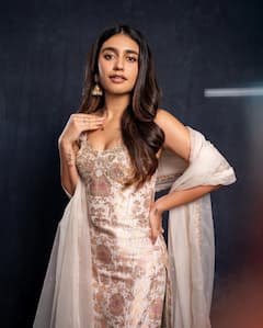 Priya Prakash Varrier: నేలమీద జాబిలిలా ఉన్న మలయాళీ ముద్దుగుమ్మ