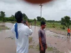 जत येथील दुष्काळी भागात पाणी आल्याने शेतकऱ्यामध्ये आनंदाचे वातावरण