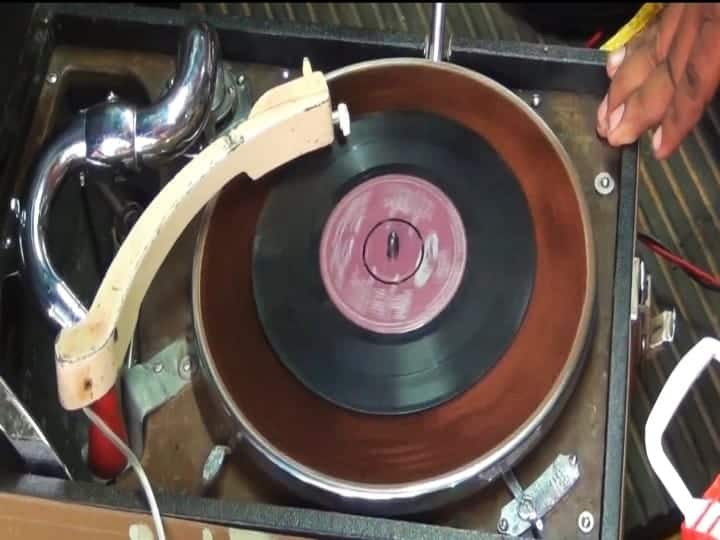 The Usilambatti music competition was held as a traditional gramophone record பாரம்பரிய முறைப்படி கிராமபோன் ரெக்கார்டு இசைப் போட்டி -  உற்சாகமான உசிலம்பட்டி...!