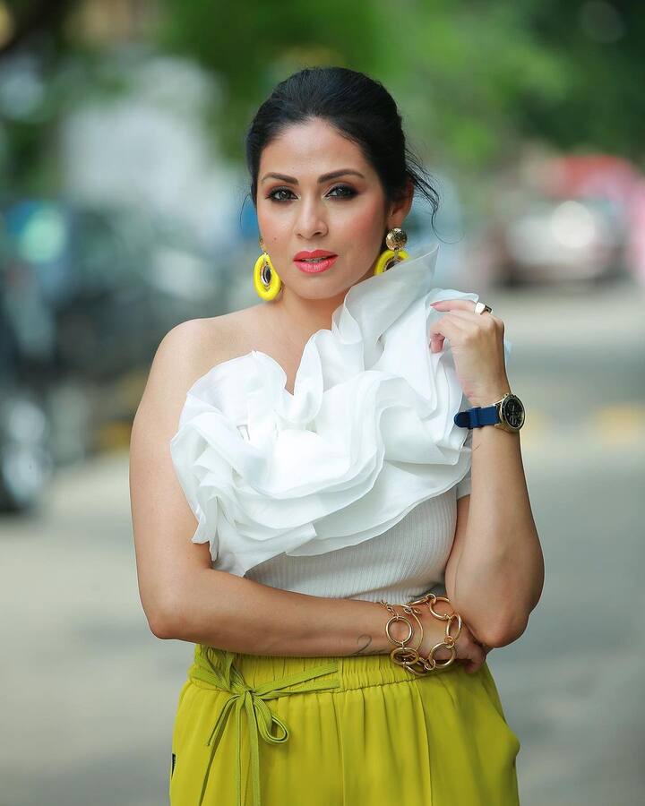 ஒரு சொட்டு கடலும் நீ ஒரு போட்டு வானம் நீ ஒரு புள்ளி புயலும் நீ பிரமித்தேன்..