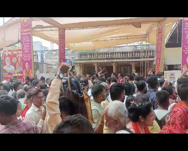 Dwarka Mandir Photos: Today is heavy crown shown in dwarka mandir in adhik maas, me sunday pictures Dwarka: આજે વહેલી સવારથી કાળિયા ઠાકોરનાં દર્શનાર્થે ઉમટ્યા સેંકડો ભક્તો, જગત મંદિરની તસવીરો આવી સામે.....