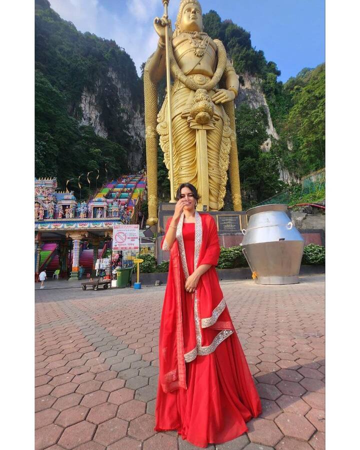 இவர் தற்போது மலேசியா சென்று அங்குள்ள முருகன் கோவிலில் சாமி தரிசனம் செய்த புகைப்படங்களை தனது இன்ஸ்டாகிராம் பக்கத்தில் பதிவிட்டுள்ளார்.