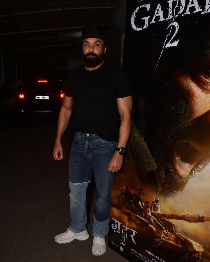 देओल फैमिली को साथ देखने के लिए उनके फैंस की आंखें तरस गई थीं. अब ऐसे में ये नजारा फैंस को गदर 2 की रिलीज के बाद देखने को मिला. ईशा देओल ने अपने स्टेप ब्रदर सनी देओल की फिल्म गदर 2 की स्पेशल स्क्रीनिंग खास अपने दोस्तों और परिवार के लिए रखी थी.