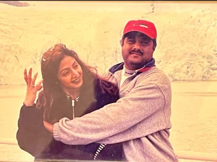 প্রয়াত স্ত্রীর জন্মদিনে ইনস্টাগ্রামে পুরনো দিনের ছবি শেয়ার করেছেন বনি কাপুরও। বোঝাই যাচ্ছে, 'শ্রী' কে প্রতি মুহূর্তে মিস করেন তিনি। বনি কাপুর এবং শ্রীদেবীর এই ছবির মূল আকর্ষণ অভিনেত্রীর চওড়া হাসি। স্বামীর বাহুডোরে অন্তরঙ্গ হয়ে আছেন তিনি।