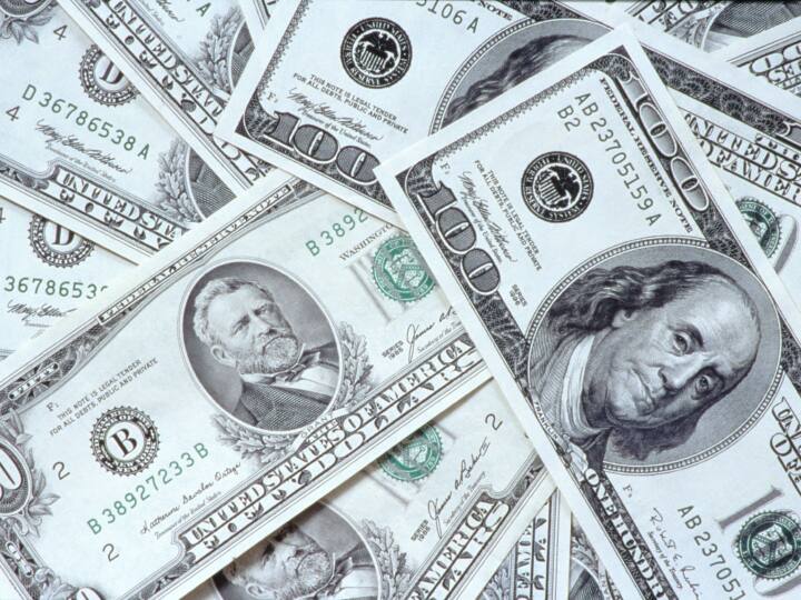 पाकिस्तान में दो दिन पहले 1 डॉलर की कीमत 286 रुपये के करीब थी.