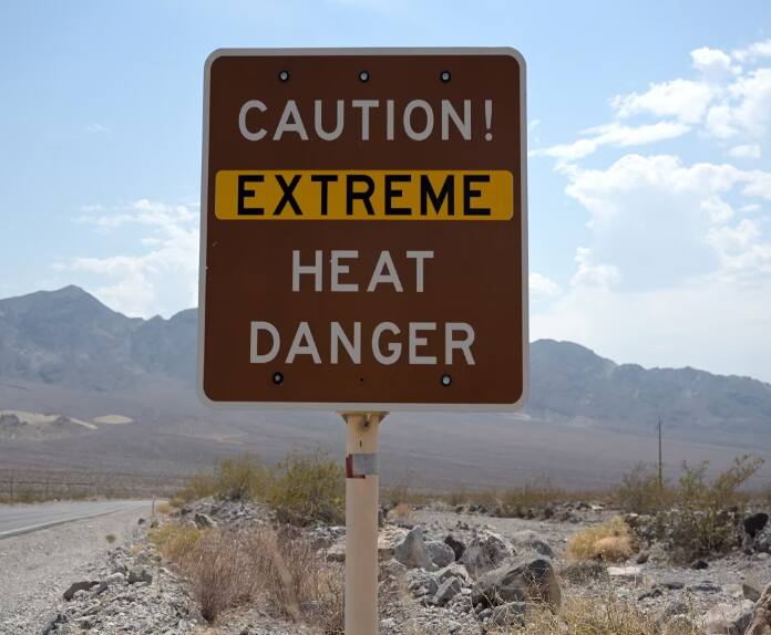 ਮੌਤ ਦੀ ਘਾਟੀ (Death Valley) ਆਪਣੇ ਨਾਮ ਨਾਲ ਹੀ ਜਾਣੀ ਜਾਂਦੀ ਹੈ, ਇੱਥੇ ਕਿਸੇ ਦਾ ਅੰਤ ਕੀ ਹੋ ਸਕਦਾ ਹੈ। ਨੇਵਾਡਾ ਅਤੇ ਕੈਲੀਫੋਰਨੀਆ ਦੇ ਵਿਚਕਾਰ ਸਥਿਤ ਡੈਥ ਵੈਲੀ ਉੱਤਰੀ ਅਮਰੀਕਾ ਵਿੱਚ ਸਭ ਤੋਂ ਨੀਵਾਂ ਬਿੰਦੂ ਹੈ। ਇਸ ਨੂੰ ਅਤਿਅੰਤ ਭੂਮੀ ਵੀ ਮੰਨਿਆ ਜਾਂਦਾ ਹੈ। ਇੱਥੇ ਸਭ ਤੋਂ ਵੱਧ ਤਾਪਮਾਨ 56.7 ਡਿਗਰੀ ਸੈਲਸੀਅਸ ਦਰਜ ਕੀਤਾ ਗਿਆ। ਇੰਨਾ ਹੀ ਨਹੀਂ, ਅੱਜ ਤੱਕ ਇਹ ਰਹੱਸ ਬਣਿਆ ਹੋਇਆ ਹੈ ਕਿ ਡੇਥ ਵੈਲੀ 'ਚ 700 ਪੌਂਡ ਤੱਕ ਵਜ਼ਨ ਵਾਲੀਆਂ ਚੱਟਾਨਾਂ ਆਪਣੇ-ਆਪ ਕਿਉਂ ਹਿੱਲਦੀਆਂ ਹਨ।