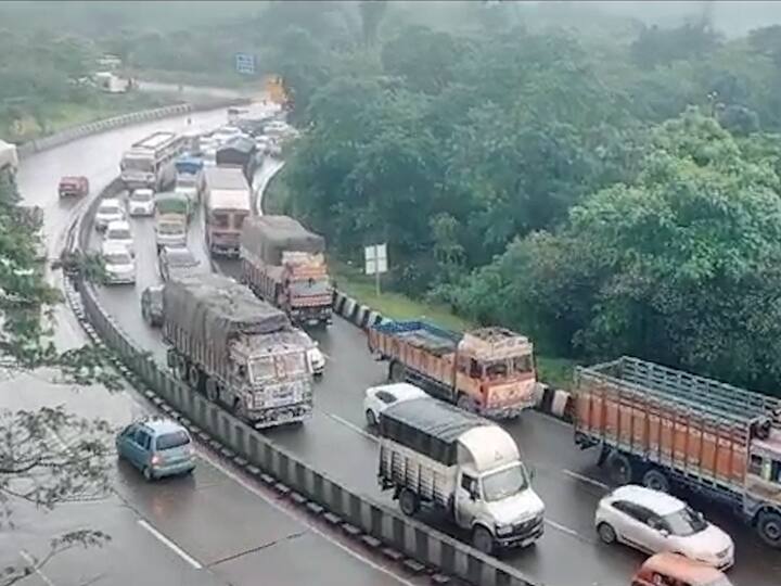 अमृतांजन पुलाजवळ वाहनं कासवगतीने पुढे सरकत आहेत.