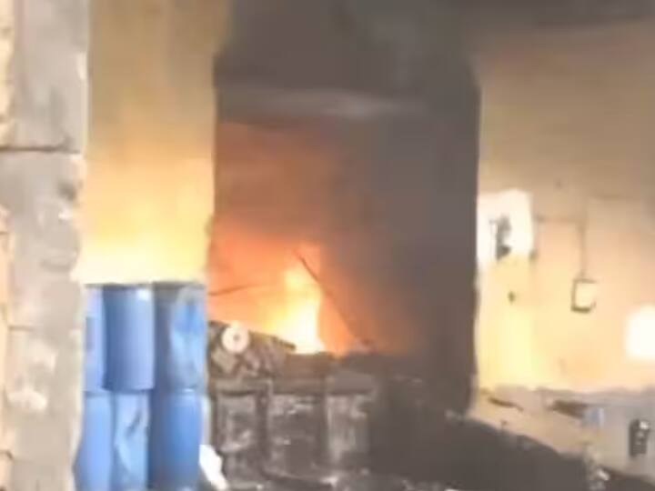 fire broke out at chemical factory in north delhi alipur area today Delhi Fire: अलीपुर इलाके की केमिकल फैक्ट्री  में लगी आग, मौके पर पहुंचीं फायर ब्रिगेड की 16 गाड़ियां