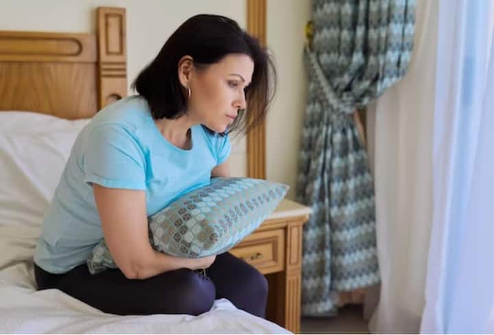 मेनोपॉज मानसिक स्वास्थ्य को भी प्रभावित कर सकता है. इसके चलते चिड़चिड़ापन, मूड में  बदलाव, अवसाद और चिंता का खतरा हो सकता है