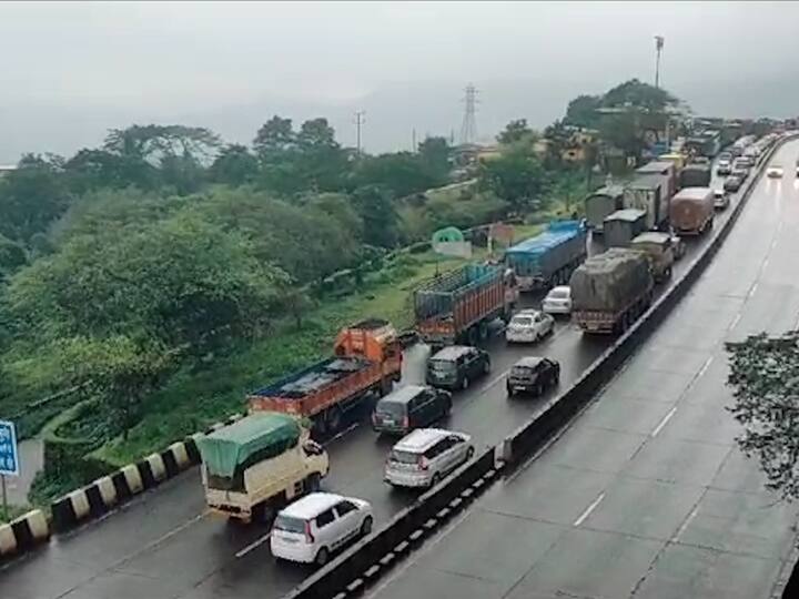 दरम्यान पुण्यावरुन मुंबईला जाणारी मार्गिका काही वेळासाठी बंद करण्यात आली होती.