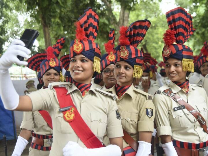 Delhi Police will now send a gift to your home if you take a selfie on this side, know the reason Delhi: इस तरफ की सेल्फी लेकर भेजने पर अब दिल्ली पुलिस आपके घर भेजेगी तोहफा, जानिए क्या है वजह