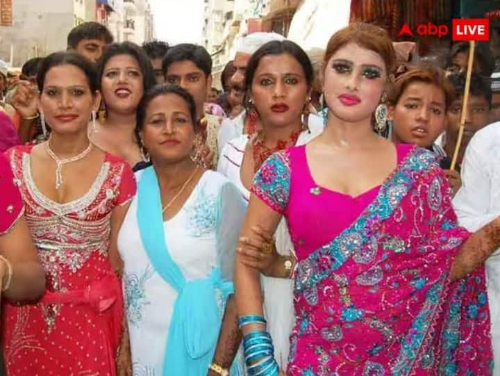 જ્યોતિષ શાસ્ત્રમાં બુધ ગ્રહથી શુભ પરિણામ મેળવવા અને બુધ ગ્રહને બળવાન કરવાના અનેક ઉપાયો વિશે જણાવવામાં આવ્યું છે. કિન્નરોનો સંબંધ બુધ ગ્રહ સાથે પણ છે. તેમને દાન કરવાથી અને તેમના આશીર્વાદ લેવાથી કુંડળીમાં બુધ બળવાન બને છે. પરંતુ વ્યંઢળોએ કેટલીક વસ્તુઓનું દાન કરવાનું ટાળવું જોઈએ. આવો જાણીએ શું છે તે વસ્તુઓ.