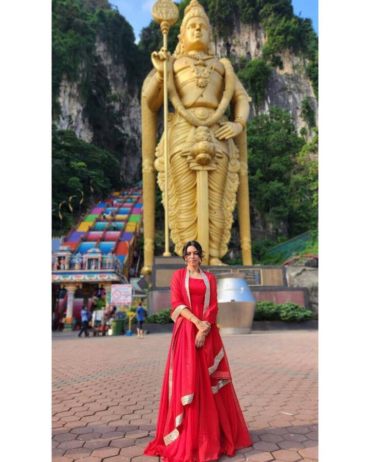 இன்ஸ்டாகிராமில் ஆக்டிவாக இருக்கும் நடிகைகளுள் இவரும் ஒருவர்.
