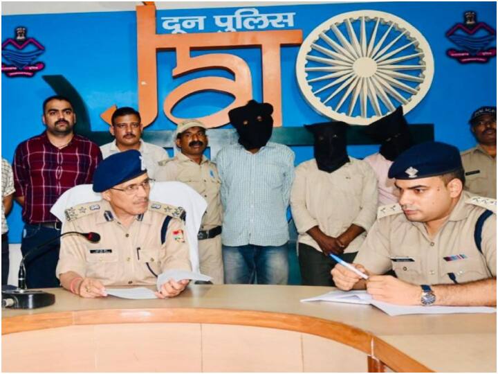 Uttarakhand News: रजिस्ट्रार ऑफिस के रिकॉर्ड में फेरबदल करने वाले गिरोह का भंडाफोड़, दून पूलिस गिरफ्त में 3 आरोपी Gang Busted for buying and selling land by manipulating documents in dehradun registrar office Uttarakhand News: रजिस्ट्रार ऑफिस के रिकॉर्ड में फेरबदल करने वाले गिरोह का भंडाफोड़, दून पूलिस गिरफ्त में 3 आरोपी