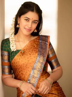 Mirnalini Ravi Photos : 'சேவல் கொடி பறக்குதடா சேர்ந்து இடி இடிக்குதடா வேலும் படி ஏறுதடா வேலய்யா..' மலேசியா முருகனை தரிசித்த நடிகை மிர்னாலினி ரவி!!