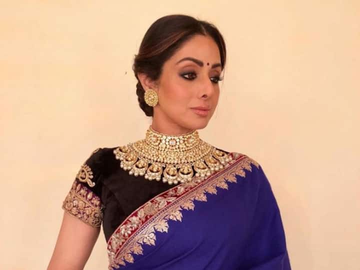 জীবিত থাকাকালীন শ্রীদেবীর শেষ ছবি 'মম'। এই ছবির জন্য জাতীয় পুরস্কার (সেরা অভিনেত্রী মরণোত্তর) পেয়েছিলেন শ্রীদেবী। হিন্দি ছাড়াও তামিল, তেলুগু, কন্নড়, মালয়ালম ছবিতেও কাজ করেছিলেন অভিনেত্রী। পেয়েছেন পদ্মশ্রী পুরস্কারও।