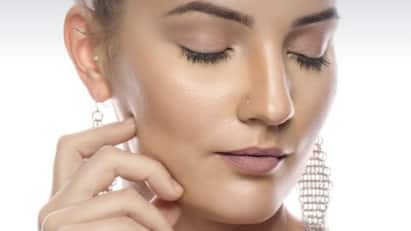 Herbs And Skin Health:প্রত্যেক দিন ঘরে-বাইরে নানা ধরনের ব্যস্ততার মধ্যে ত্বকের পরিচর্যা নিয়ে সে ভাবে ভাবার সময় কোথায়? কিন্তু বহু ক্ষেত্রে তাতে ত্বকের সমস্যা বাড়ে বই কমে না।