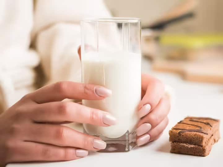 दूध एक कंप्लीट फूड है. यह ढेर सारे पोषक तत्वों से भरपूर होता है. यही वजह है की अक्सर डॉक्टर रात को सोने से पहले एक गिलास गर्म दूध पीने की सलाह देते हैं. आइए जानते हैं इससे मिलने फायदे.
