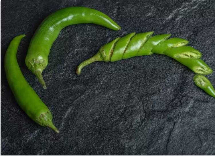 eating green chillies gives many benefits to health start eating from today itself Health News: ਜੇ ਤੁਸੀਂ ਹਰੀ ਮਿਰਚ ਨਹੀਂ ਖਾਂਦੇ ਤਾਂ ਅੱਜ ਤੋਂ ਹੀ ਖਾਣਾ ਕਰ ਦਿਓ ਸ਼ੁਰੂ... ਸਿਹਤ ਨੂੰ ਮਿਲਣਗੇ ਬੇਹਿਸਾਬ ਫ਼ਾਇਦੇ