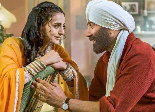 सनी देओल और अमीषा पटेल की फिल्म 'गदर 2' ने बॉक्स ऑफिस पर शानदार ओपनिंग की. पहले दिन फिल्म ने 40 करोड़ रुपए का कलेक्शन किया और दूसरे दिन ये आंकड़ा बढ़कर 43 करोड़ रुपए हो गया. जोकि बंपर कमाई मानी जा रही है.