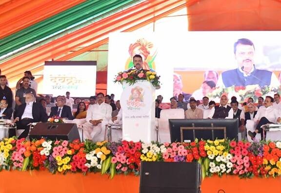 देशात अडीच लाख ‘वेलनेस सेंटर’च्या माध्यमातून गरीब लोकांवर उपचार करण्यात येणार आहेत. पंतप्रधान आरोग्य कल्याण निधीतून वैद्यकीय उपचारासाठी मदत मिळते. वयोश्री योजनेतून वयोवृद्धांना उपचार व सहाय्य साहित्य मोफत दिले जाणार असल्याचे सुद्धा फडणवीस म्हणाले.