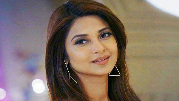 Jennifer Winget Beauty Secrets: જો તમે પ્રખ્યાત અભિનેત્રી જેનિફર વિંગેટ જેવી ગ્લોઇંગ સ્કિન મેળવવા માંગો છો, તો તમે અહીં આપેલી આ સ્કિન કેર રૂટીનને ફોલો કરી શકો છો.