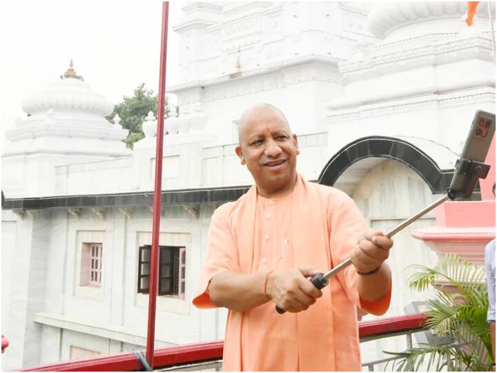 CM Yogi Adityanath started Har Ghar Tiranga Abhiyan from Gorakhnath Temple UP News: गोरखनाथ मंदिर से सीएम योगी ने की ह‍र घर त‍िरंगा अभ‍ियान की शुरुआत, तिरंगे के साथ ली सेल्फी 