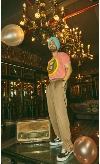 ਦੱਸ ਦੇਈਏ ਕਿ ਦਿਲਜੀਤ ਦੋਸਾਂਝ ਨੇ ਕੁਝ ਦਿਨ ਪਹਿਲਾਂ ਅਮੇਰੀਕਨ ਗਾਇਕਾ Saweetie ਨਾਲ ਆਪਣੀਆਂ ਸ਼ਾਨਦਾਰ ਤਸਵੀਰਾਂ ਸ਼ੇਅਰ ਕੀਤੀਆਂ ਸੀ। ਜਿਸ ਵਿੱਚ ਦੋਵੇਂ ਰਿਕਾਰਡਿੰਗ ਰੂਮ ਵਿੱਚ ਗੀਤ ਰਿਕਾਰਡ ਕਰਦੇ ਹੋਏ ਦਿਖਾਈ ਦਿੱਤੇ।