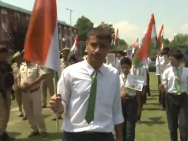 Jammu Har Ghar Tiranga Rally under Meri Maati Mera Desh campaign school students took part in it मेरी माटी मेरा देश: हाथों में तिरंगा लेकर श्रीनगर में 'हर घर तिरंगा' रैली में शामिल हुए स्कूली छात्र, देखिए वीडियो