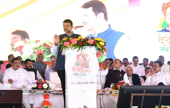 राज्य शासनानेही महात्मा फुले जनआरोग्य योजनेच्या माध्यमातून 5 लाख रुपयांपर्यंतचे वैद्यकीय उपचार मोफत होणार आहेत. शासनाच्या या निर्णयामुळे गरीब आणि मध्यमवर्गीय लोकांना उपचार मिळणार आहेत, असं फडणवीस म्हणाले.