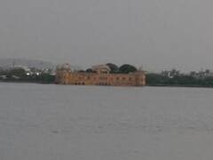 बारिश के बाद और भी  खूबसूरत हुआ जलमहल का नजारा, रात में लगती है पर्यटकों की भारी भीड़, देखें तस्वीरें