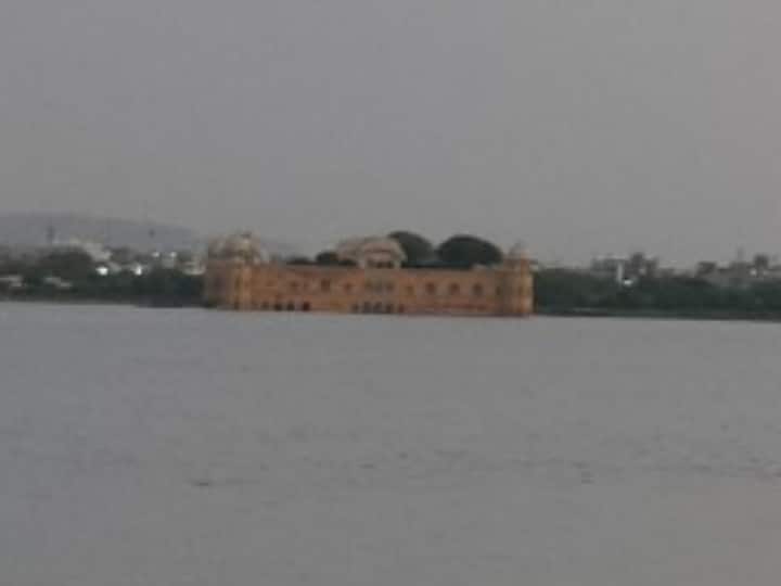 राजस्थान का मशहूर जलमहल इन दिनों बारिश के बाद बेहद खूबसूरत हो गया है. यहां पर बड़ी संख्या में पक्षी भी आने लगे हैं. यहां पर अब पर्यटक भी खूब आ रहे हैं.