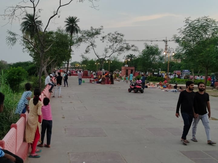 इस बार जुलाई में हुई बारिश में जलमहल पानी से लबालब हो गया था. अब वहां पर ऊंट और घोड़े सज-धज कर खड़े होने लगे हैं.