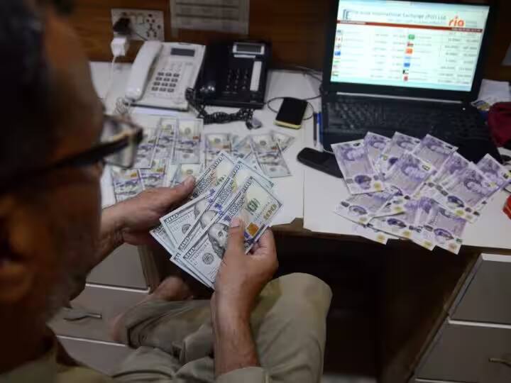 पाकिस्तान लगातार बढ़ते महंगाई दर के वजह से मुश्किलों से घिरी हुई है. एक साल पहले पाकिस्तान में 1 डॉलर की कीमत 239 रुपये के करीब थी.