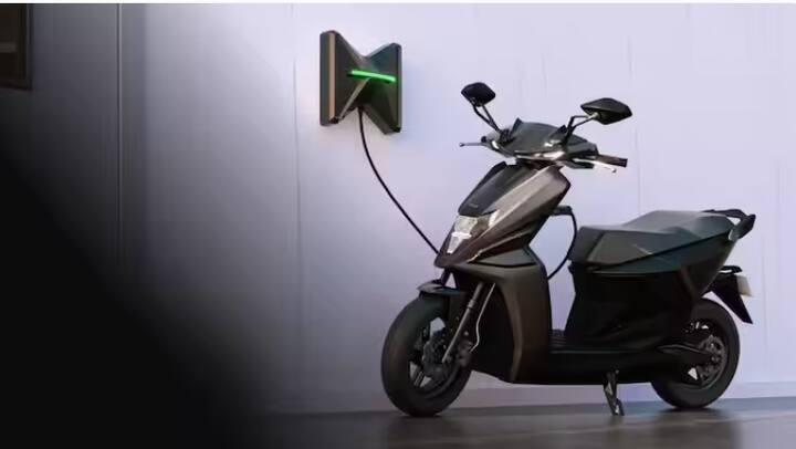 ਰੇਂਜ ਦੇ ਲਿਹਾਜ਼ ਨਾਲ ਸਿੰਪਲ ਐਨਰਜੀ ਦਾ ਸਿੰਪਲ ਵਨ ਇਲੈਕਟ੍ਰਿਕ ਸਕੂਟਰ ਦੂਜੇ ਨੰਬਰ 'ਤੇ ਹੈ। ਜਿਸ ਲਈ ਕੰਪਨੀ 212 ਕਿਲੋਮੀਟਰ ਤੱਕ ਦੀ ਰੇਂਜ ਦਾ ਦਾਅਵਾ ਕਰਦੀ ਹੈ। ਤੁਸੀਂ ਇਸ ਸਕੂਟਰ ਨੂੰ 1.45 ਲੱਖ ਰੁਪਏ ਦੀ ਐਕਸ-ਸ਼ੋਰੂਮ ਕੀਮਤ 'ਤੇ ਘਰ ਲਿਆ ਸਕਦੇ ਹੋ।