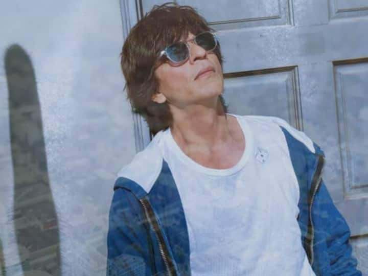 Shah Rukh Khan ना सिर्फ सेल्फमेड मैन हैं बल्कि उन्होंने एक्टिंग की दुनिया में तमाम कीर्तिमान बनाए और तोड़े. इंडियन फिल्म इंडस्ट्री के दिग्गज स्टार के साथ ही साथ वो करोड़ों फैन्स के चहेते भी हैं.