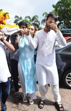 Ankita Lokhande Fathers Last Rites: अंकिता लोखंडे ने पिता की अर्थी को दिया कंधा, फूट-फूट कर रोती दिखीं एक्ट्रेस, अंतिम दर्शन करने पहुंचे ये सेलेब्स