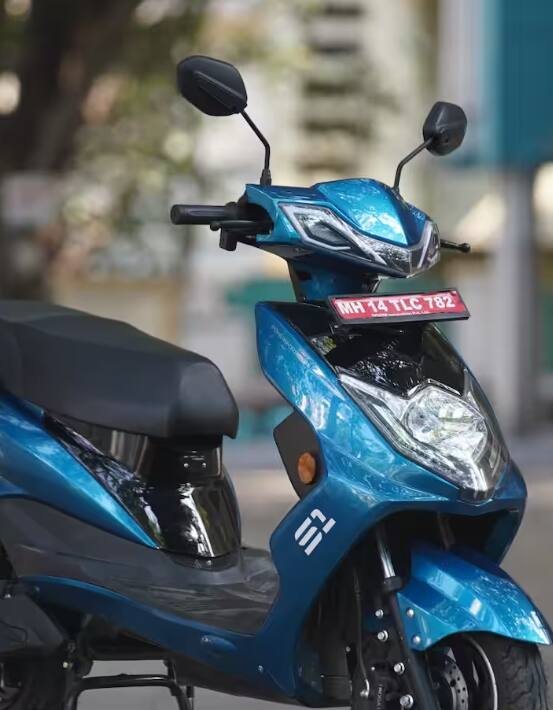 iVOOMi S1 240 ਇਲੈਕਟ੍ਰਿਕ ਸਕੂਟਰ 240 ਕਿਲੋਮੀਟਰ ਤੱਕ ਦੀ ਪ੍ਰਭਾਵਸ਼ਾਲੀ ਰੇਂਜ ਦੇ ਨਾਲ ਆਉਂਦਾ ਹੈ, ਜਿਸ ਨੂੰ ਤੁਸੀਂ ਐਕਸ-ਸ਼ੋਰੂਮ, 1.21 ਲੱਖ ਰੁਪਏ ਦੀ ਕੀਮਤ 'ਤੇ ਖਰੀਦ ਸਕਦੇ ਹੋ।